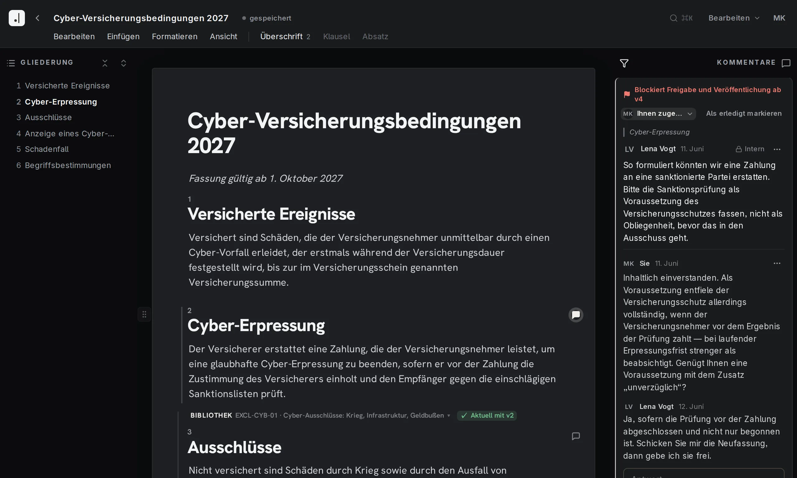 Editor von Final Wording mit den Cyber-Versicherungsbedingungen 2027 der Varenberg Versicherungen. Im Kommentarbereich klären die Compliance-Juristin Lena Vogt und die Produktjuristin über drei Beiträge, ob die Sanktionsprüfung Voraussetzung oder Obliegenheit ist; der Verlauf ist intern, blockiert die Freigabe und ist noch offen. Die Klausel darunter trägt einen eigenen Kommentar.
