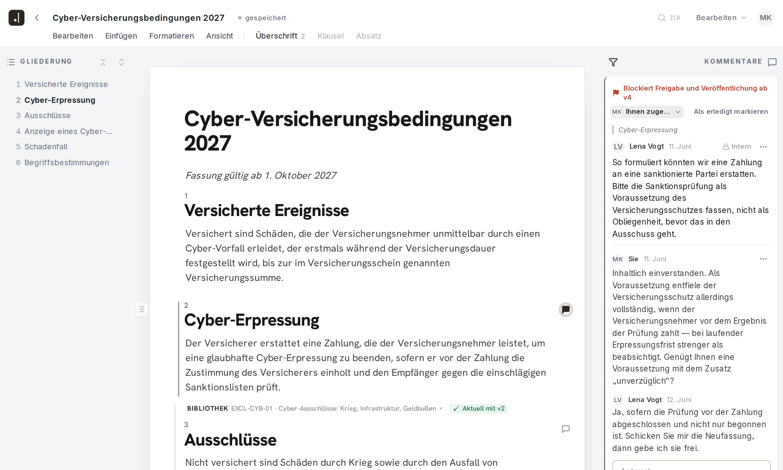 Editor von Final Wording mit den Cyber-Versicherungsbedingungen 2027 der Varenberg Versicherungen. Im Kommentarbereich klären die Compliance-Juristin Lena Vogt und die Produktjuristin über drei Beiträge, ob die Sanktionsprüfung Voraussetzung oder Obliegenheit ist; der Verlauf ist intern, blockiert die Freigabe und ist noch offen. Die Klausel darunter trägt einen eigenen Kommentar.