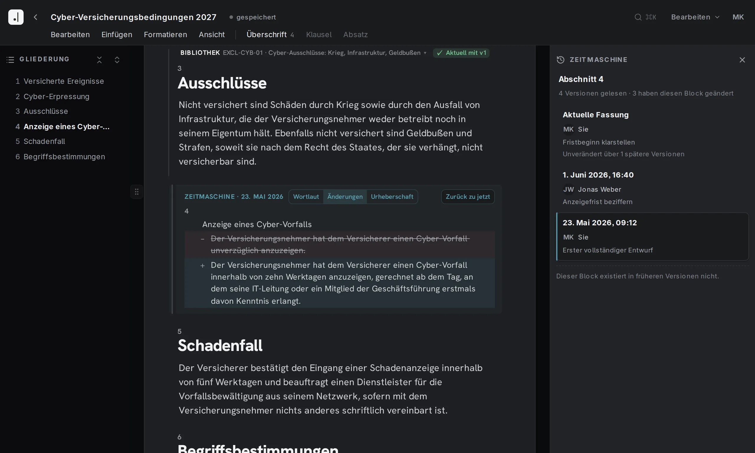 Editor von Final Wording mit den Cyber-Versicherungsbedingungen 2027 der Varenberg Versicherungen. Die Zeitmaschine ist geöffnet und listet drei Fassungen mit Autor und Änderungsnotiz. Im Vergleichsmodus ist die Klausel zur Anzeige eines Cyber-Vorfalls gegen den ersten vollständigen Entwurf gestellt: „unverzüglich anzuzeigen“ ist gestrichen, die Frist von zehn Werktagen samt Fristbeginn ist hinzugefügt.