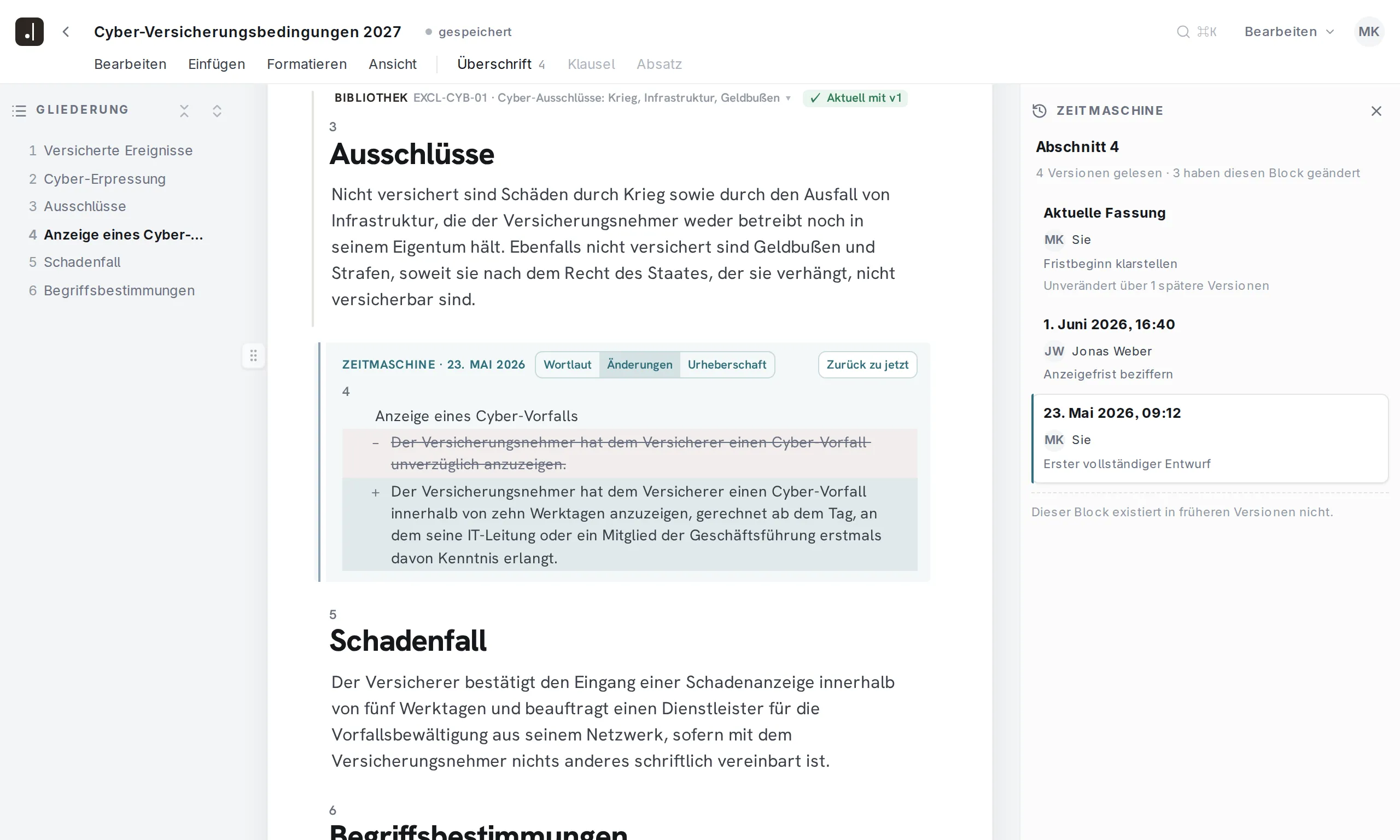 Editor von Final Wording mit den Cyber-Versicherungsbedingungen 2027 der Varenberg Versicherungen. Die Zeitmaschine ist geöffnet und listet drei Fassungen mit Autor und Änderungsnotiz. Im Vergleichsmodus ist die Klausel zur Anzeige eines Cyber-Vorfalls gegen den ersten vollständigen Entwurf gestellt: „unverzüglich anzuzeigen“ ist gestrichen, die Frist von zehn Werktagen samt Fristbeginn ist hinzugefügt.