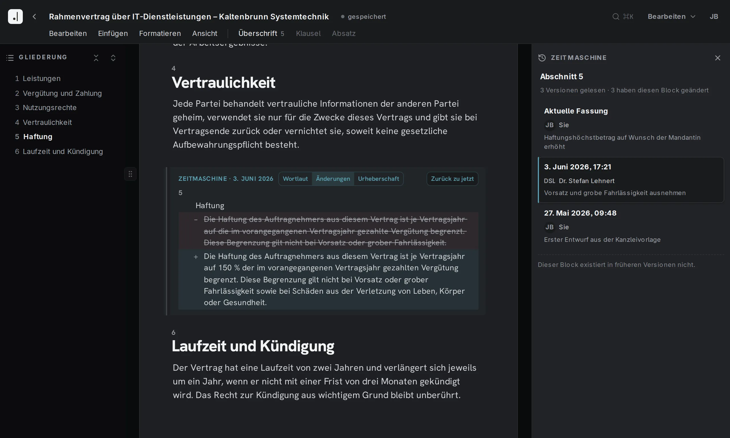 Im Editor von Final Wording ist die Haftungsbeschränkung eines Rahmenvertrags bei geöffneter Zeitmaschine zu sehen. Eine frühere Fassung des Partners Dr. Stefan Lehnert ist in der Ansicht „Änderungen“ angeheftet; die Seitenleiste zeigt drei Fassungen mit Verfasser, Datum und Änderungsvermerk.
