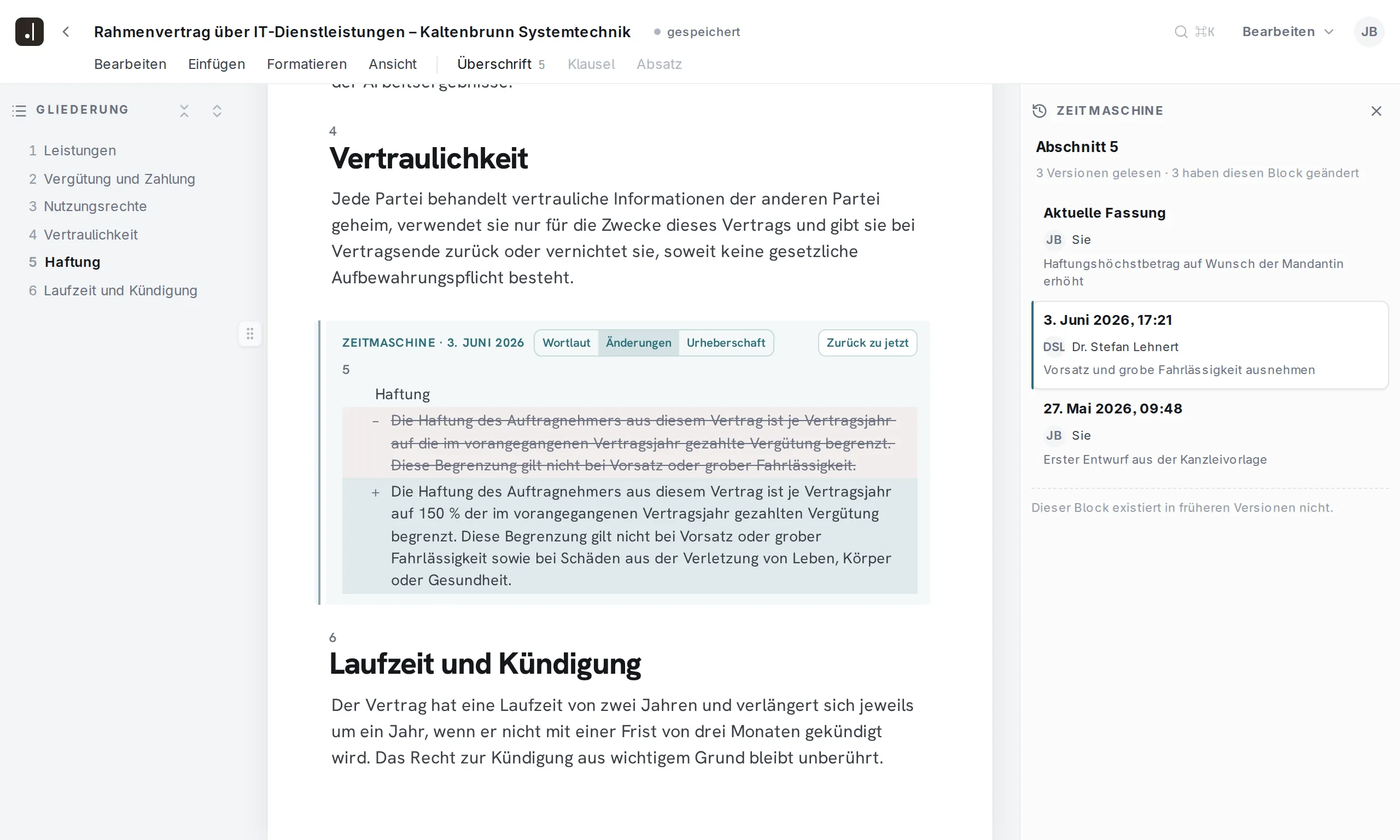 Im Editor von Final Wording ist die Haftungsbeschränkung eines Rahmenvertrags bei geöffneter Zeitmaschine zu sehen. Eine frühere Fassung des Partners Dr. Stefan Lehnert ist in der Ansicht „Änderungen“ angeheftet; die Seitenleiste zeigt drei Fassungen mit Verfasser, Datum und Änderungsvermerk.